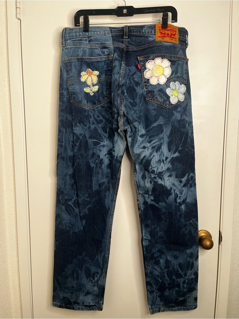 Levi's custom tie dye 505 jeans with floral patches on back pockets 36 / 32 Art